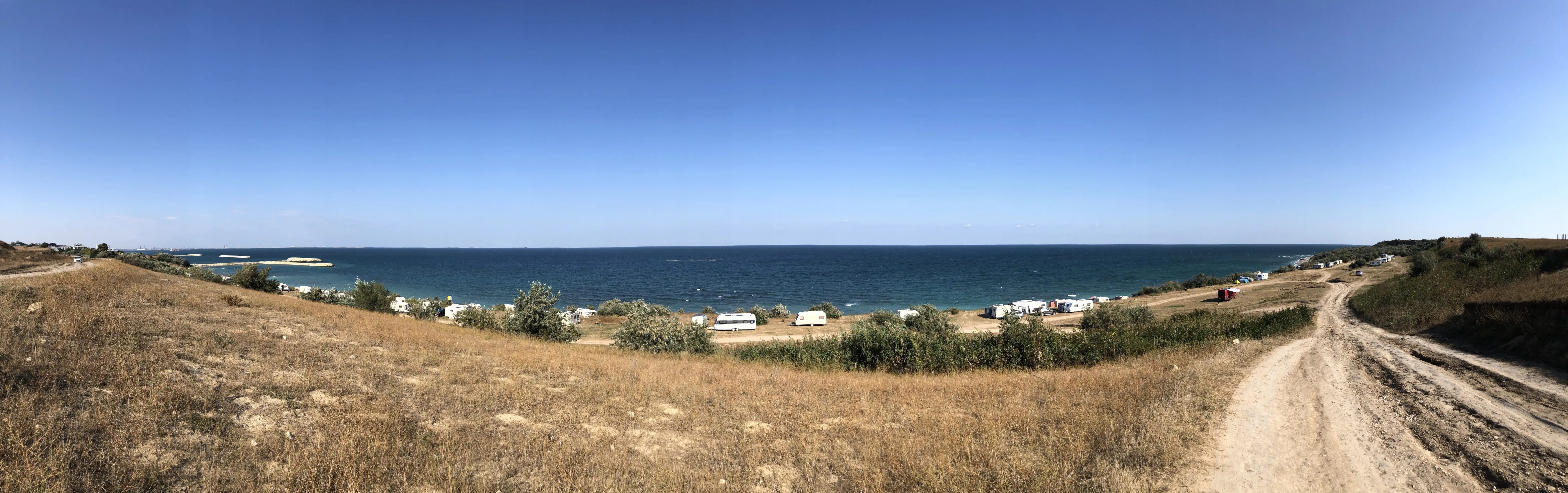 panorama na plażę – nasz kamper wyraźnie odznacza się kolorem