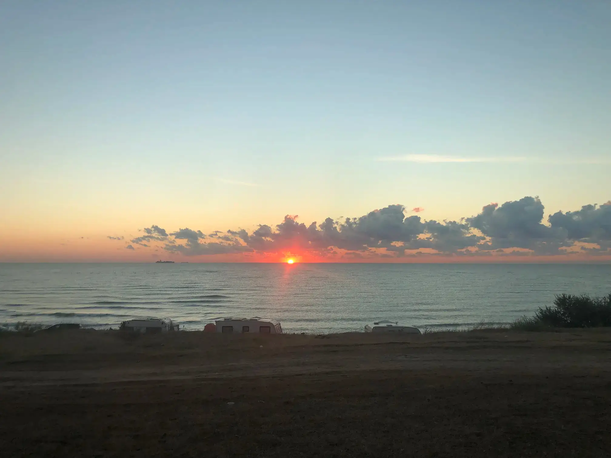 wschód słońca z okna